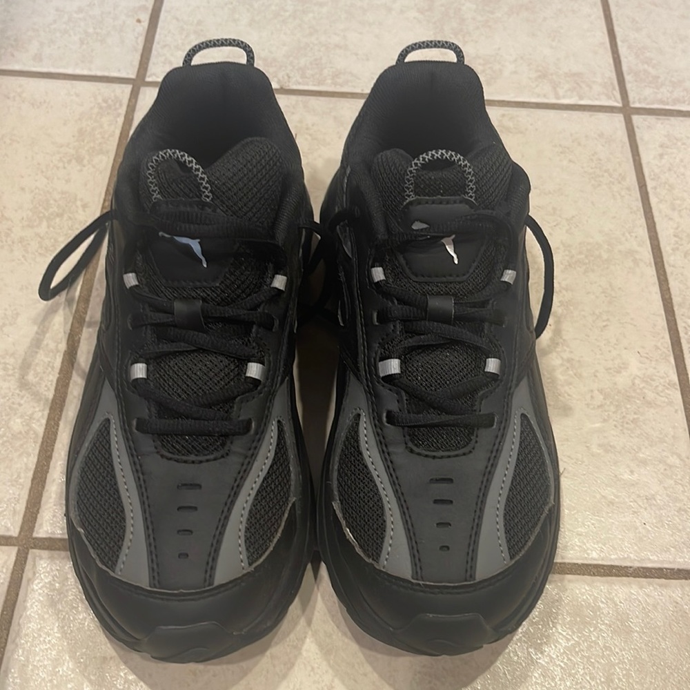 Youth size 7C - barely worn. Pumas.